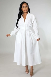 Détail d'une robe chemise blanche à manches longues avec plis à la taille et coupe en A