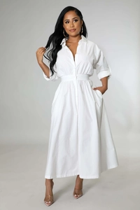 Détail de la robe chemise en coton blanc avec taille haute et ourlet évasé élégant