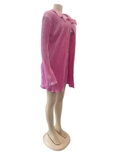 Détail de la texture plissée rose fuchsia sur l'ensemble chemise et short