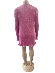 Détail du cardigan plissé rose fuchsia montrant la vue arrière et l'ourlet ondulé