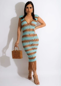 Détail d'une robe en crochet ajouré avec rayures bleu et marron et finitions à longues franges