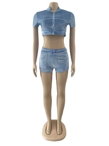 Ensemble deux pièces en velours bleu clair avec haut court zippé et short à cordon serrage