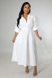 Vue détaillée d'une robe chemise blanche à manches longues avec col à revers et taille ajustée