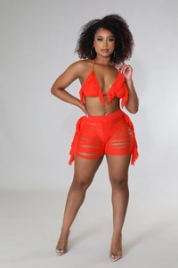 Dettaglio di set rosso a due pezzi con top bikini a frange e pantaloncini con frange cut-out