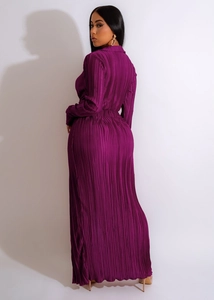 Détail des plis verticaux et de la texture du tissu de cette robe longue violette