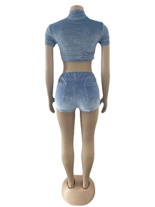 Vue arrière de l'ensemble deux pièces en velours bleu clair avec crop top et short à poches