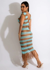 Détail de la robe en maille ajourée avec rayures bleues et longues franges de style