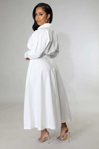 Vue arrière d'une robe chemise blanche à manches longues avec taille élastiquée