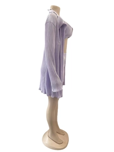 Détail de la texture côtelée lilas sur l'ensemble trois pièces cardigan et short