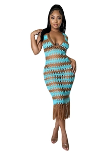 Détail du motif au crochet bleu et marron avec franges sur une robe de plage sexy