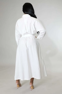 Vue arrière d'une robe chemise blanche à manches longues avec taille marquée et plis
