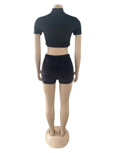 Vue arrière d'un ensemble en velours noir pour femme avec haut court et short élastique