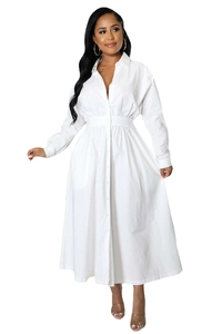 Détail de la robe chemise blanche à manches longues avec taille haute et col boutonné
