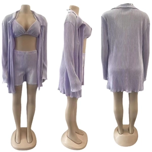 Vue détaillée avant et arrière de l'ensemble trois pièces plissé violet clair avec cardigan