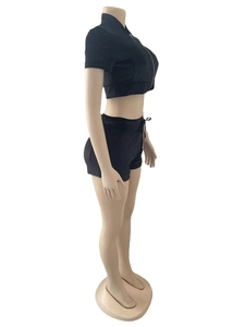 Détail d'un ensemble deux pièces en velours noir avec haut court zippé et short taille haute