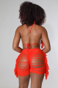 Dettaglio completo due pezzi arancione con pantaloncini in maglia traforata e frange