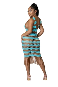 Détail d'une robe en maille crochetée à rayures avec des finitions à franges longues