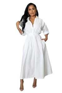 Détails de la taille plissée et du boutonnage sur la robe chemise longue blanche