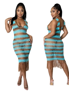 Détails de la robe en crochet rayée avec franges bohèmes et décolleté en V sexy