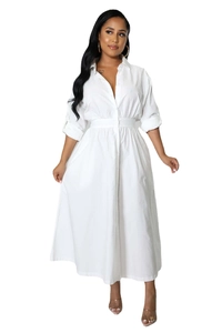 Détail de la robe chemise blanche à manches longues montrant le revers classique et la taille
