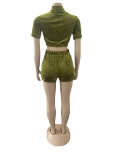 Vue détaillée de l'ensemble deux pièces en velours vert olive avec short à poches