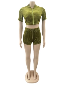 Détail de l'ensemble deux pièces en velours vert olive avec haut zippé et short à cordon serrage
