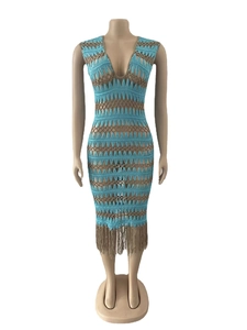 Détail de la texture crochetée à la main et de l'ourlet à franges de la robe sans manches