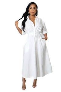 Détail de robe chemise blanche avec col rabattu, patte de boutonnage et taille plissée