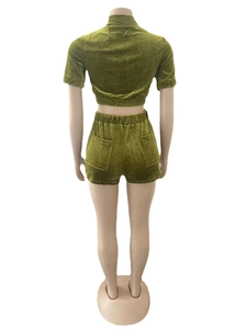Vue arrière d'un ensemble deux pièces en velours vert avec crop top et short assorti
