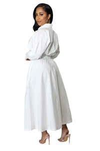Vue latérale de la robe-chemise blanche à manches longues avec taille élastique évasée