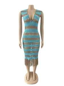 Détail d'une robe de plage crochetée bleu ciel avec col en V profond et longues franges