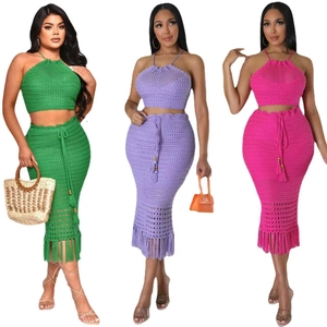 Détail d'un ensemble deux pièces en crochet avec franges et cordon à la taille en trois tons