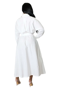 Vue arrière d'une robe longue chemise blanche à manches longues avec plis à la taille