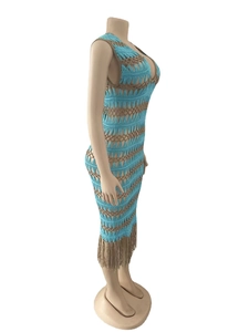 Détail de la robe au crochet bleu et marron montrant des motifs à vagues et franges