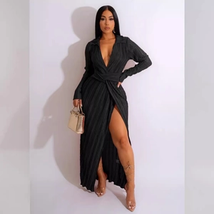 Robe maxi plissée noire élégante à manches longues, col en V, fente haute et lien à la taille