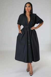 Détail de la poche latérale sur une robe chemise noire à manches longues en tissu premium