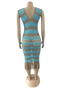 Vue détaillée d'une robe au crochet turquoise et kaki avec ourlet à franges et motifs
