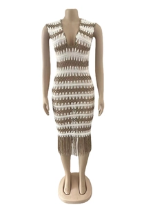 Détail de la robe au crochet avec décolleté en V profond et ourlet à franges à motif vague