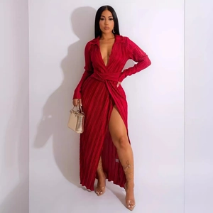 Robe plissée rouge foncé à manches longues avec décolleté en V et fente haute
