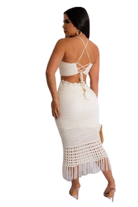 Détail du haut crochet dos nu et jupe à franges en maille bohème de couleur beige
