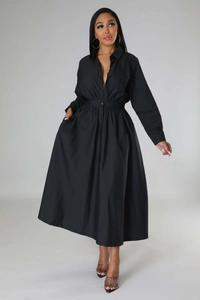 Détail de la robe chemise noire à manches longues avec taille cintrée et boutonnage avant