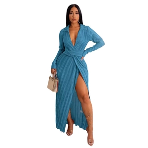 Robe longue plissée bleu lac à manches longues avec décolleté en V et fente haute