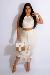 Détail de l'ensemble en maille crochet blanc avec ourlet à franges et dentelle