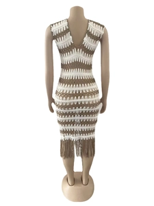 Détail du dos de la robe crochet sans manches à rayures blanches et kaki avec franges