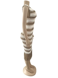 Détail de robe au crochet blanc et marron avec finitions à longues franges sur le bas