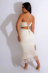 Détails du haut en crochet dos nu et des franges de l'ensemble bohème en tricot