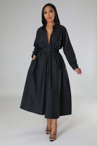 Détails d'une robe chemise noire avec des plis à la taille et une patte de boutonnage