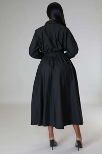 Vue arrière d'une robe midi noire à manches longues avec taille élastique et jupe