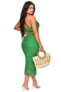 Détail d'un ensemble deux pièces en crochet vert avec haut dos nu et jupe à franges