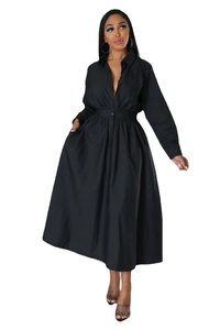 Détail d'une robe chemise noire à manches longues avec taille haute et boutonnage